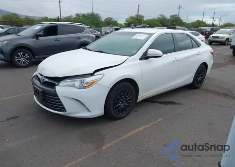 2015 Toyota Camry Le/Xle/Se/Xse z USA, uszkodzony, nr VIN 4T1BF1FK1FU877907